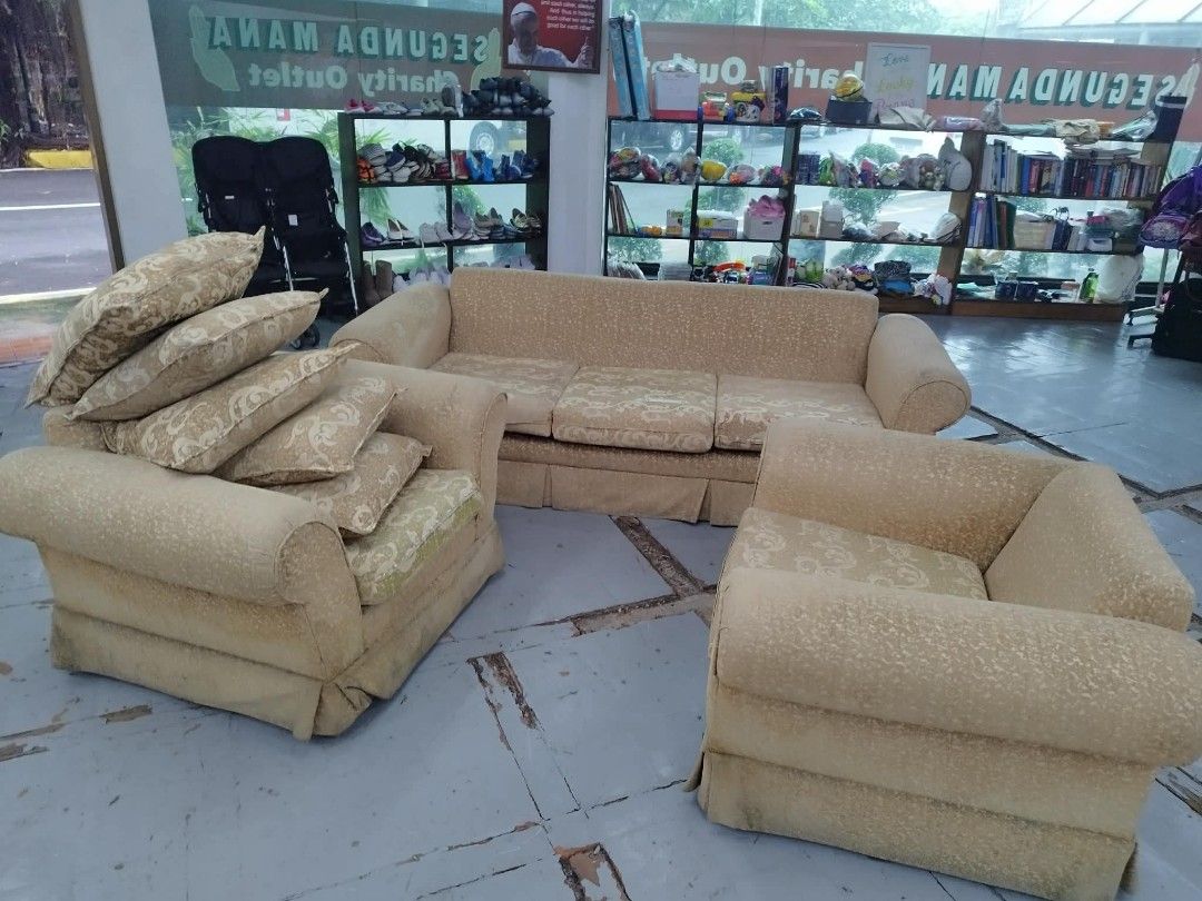 Sofa complete set (Category: Sofas) located in Cabagan. Submitted by sweety_sen (Listing ID 1461183206, Image 1). Description: Need deep clean RFS: hindi kasya sa sala. Masyadong malaki..