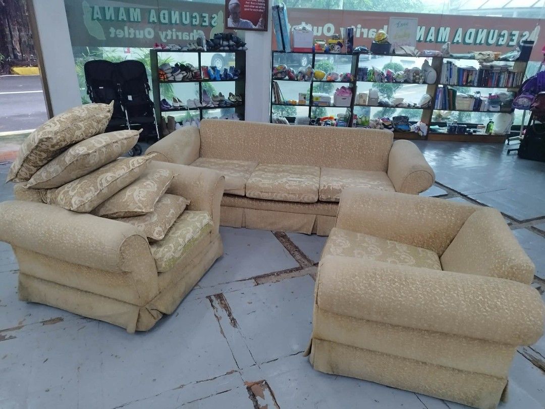 Sofa complete set (Category: Sofas) located in Cabagan. Submitted by sweety_sen (Listing ID 1461183206, Image 2). Description: Need deep clean RFS: hindi kasya sa sala. Masyadong malaki..