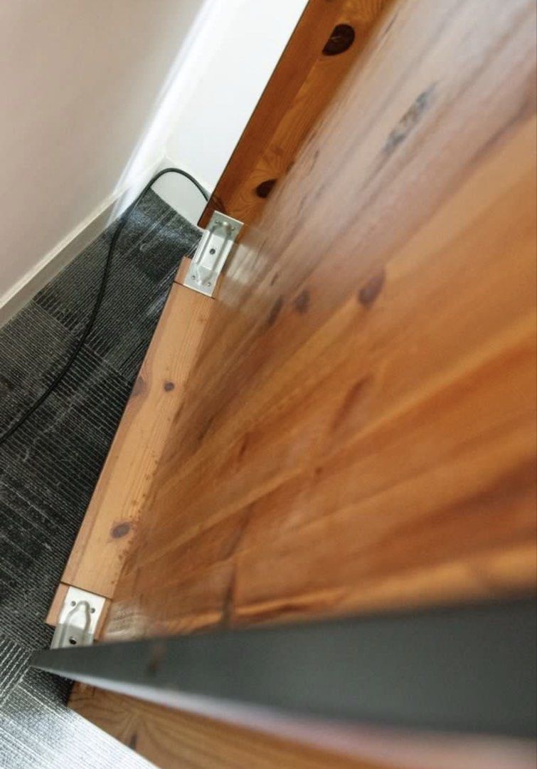 Solid Wood Dining Table （分類：櫃子、組合櫃及置物架）位於 Hong Kong。 由 kevfarley85 提交（商品編號 1461205595，圖片 1）。簡介： Solid wood dining table from Ikea 190x90x80. Natural wood grain visible. Some cosmetic wear 。