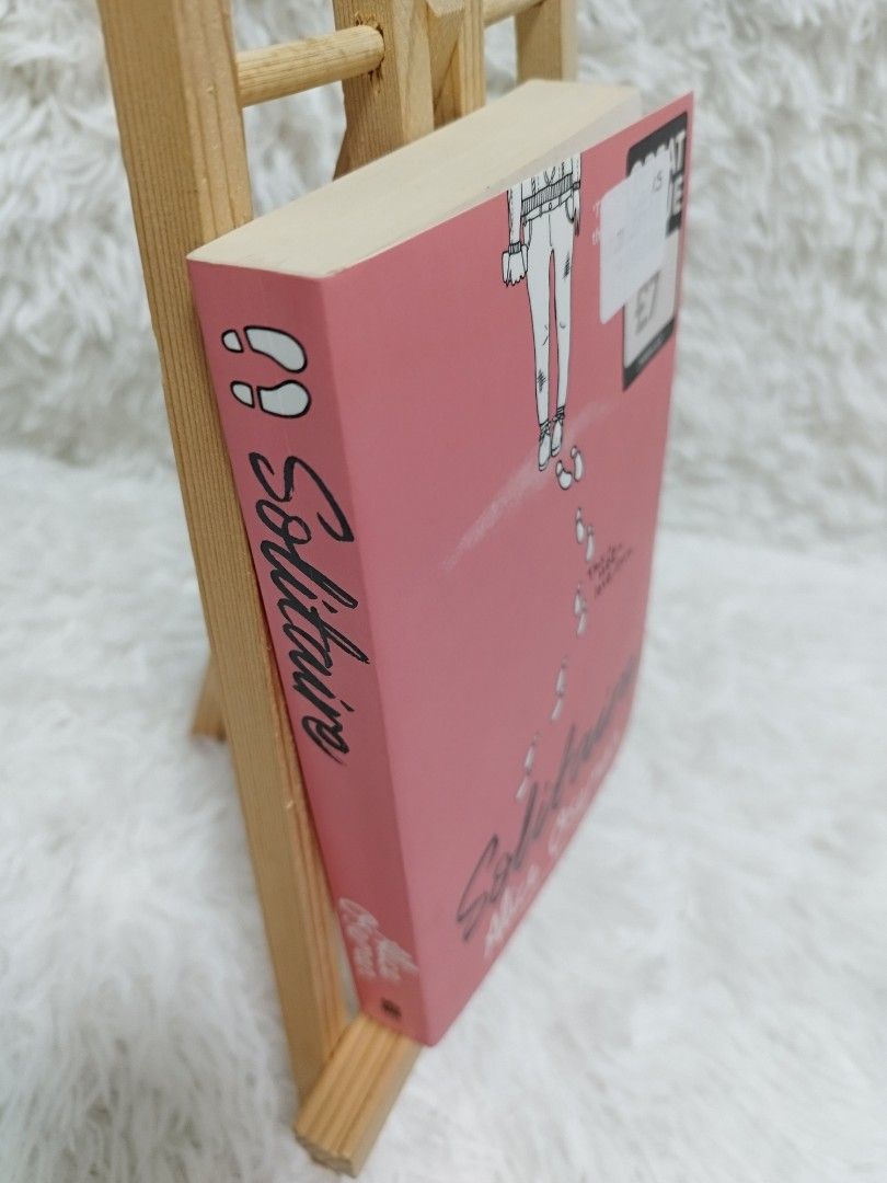 Solitaire Alice Oseman (Category: Storybooks) located in Bangar. Submitted by chelsbookshelfph (Listing ID 1461268838, Image 3). Description: Light Tanning Spine Creases All books are authentic. MOP: Gcash or Bank Transfer MOD: Flash express Loc: La Union.