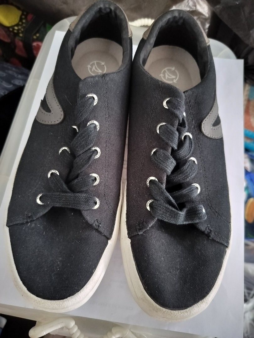 Sperry Black Canvas Sneakers (Category: Sneakers) located in Antipolo. Submitted by littlemiss84 (Listing ID 1461160781, Image 1). Description: - Classic black canvas sneakers by Sperry - Grey accent details on the side and heel - Secure lace-up closure with metal eyelets - Durable rubber sole featuring Sperry branding - Ideal for casual everyday wear.