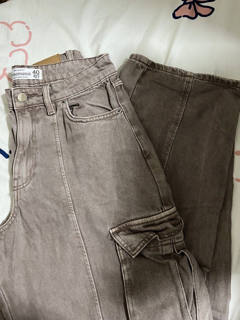 Stradivarius Mom Slim Fit (Category: Jeans) located in Manila. Submitted by riellefinds (Listing ID 1461264079, Image 2). Description: Stradivarius Mom Slim Fit Pants also known as “Cargo Pants” - fits 26-28 - good for thick thighs din (not masikip) - has 6 pockets - used only 1x (for school purposes) rfs: di na kasya kay owner. delivery: jnt/lalamove if nearby places mop: gcash/gotyme dm for more pics & info ! 💘.
