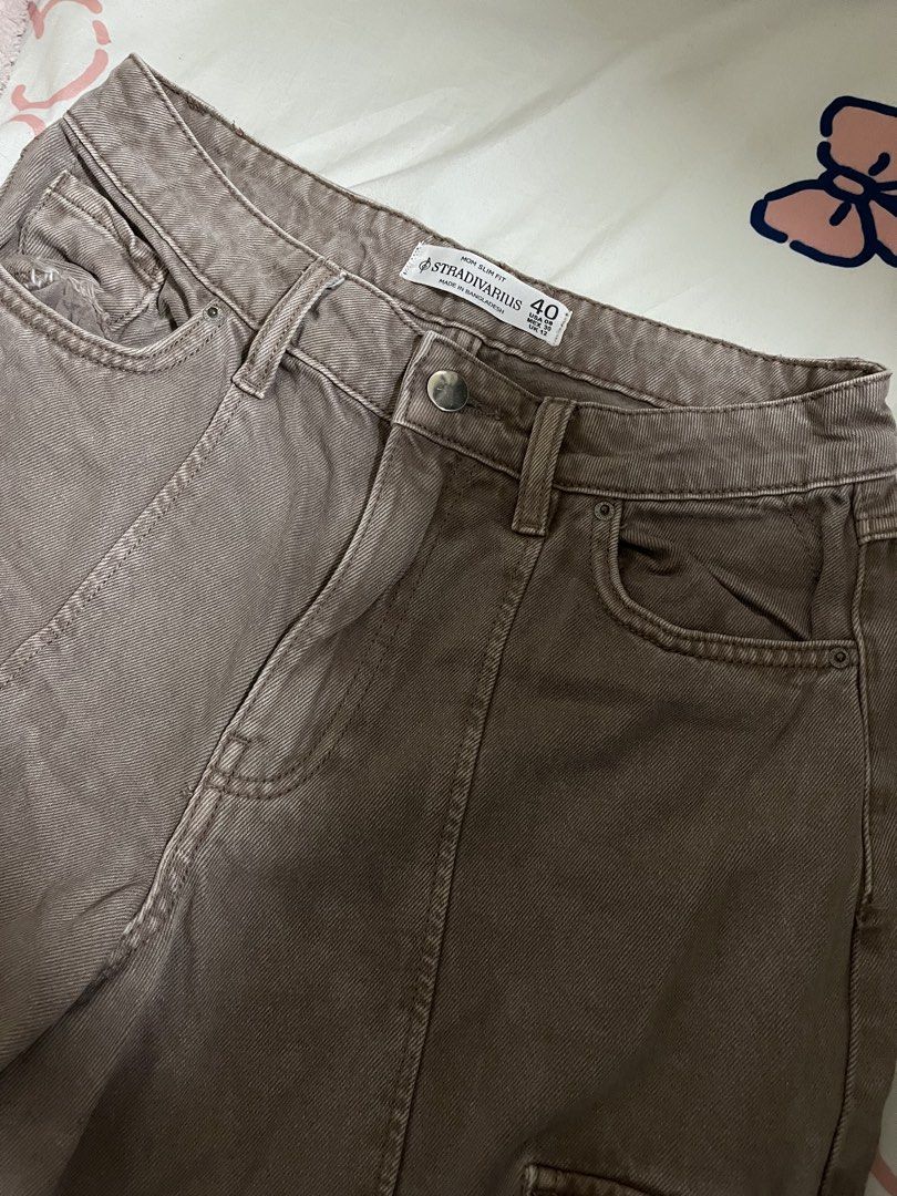 Stradivarius Mom Slim Fit (Category: Jeans) located in Manila. Submitted by riellefinds (Listing ID 1461264079, Image 1). Description: Stradivarius Mom Slim Fit Pants also known as “Cargo Pants” - fits 26-28 - good for thick thighs din (not masikip) - has 6 pockets - used only 1x (for school purposes) rfs: di na kasya kay owner. delivery: jnt/lalamove if nearby places mop: gcash/gotyme dm for more pics & info ! 💘.