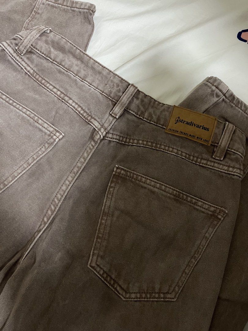 Stradivarius Mom Slim Fit (Category: Jeans) located in Manila. Submitted by riellefinds (Listing ID 1461264079, Image 3). Description: Stradivarius Mom Slim Fit Pants also known as “Cargo Pants” - fits 26-28 - good for thick thighs din (not masikip) - has 6 pockets - used only 1x (for school purposes) rfs: di na kasya kay owner. delivery: jnt/lalamove if nearby places mop: gcash/gotyme dm for more pics & info ! 💘.
