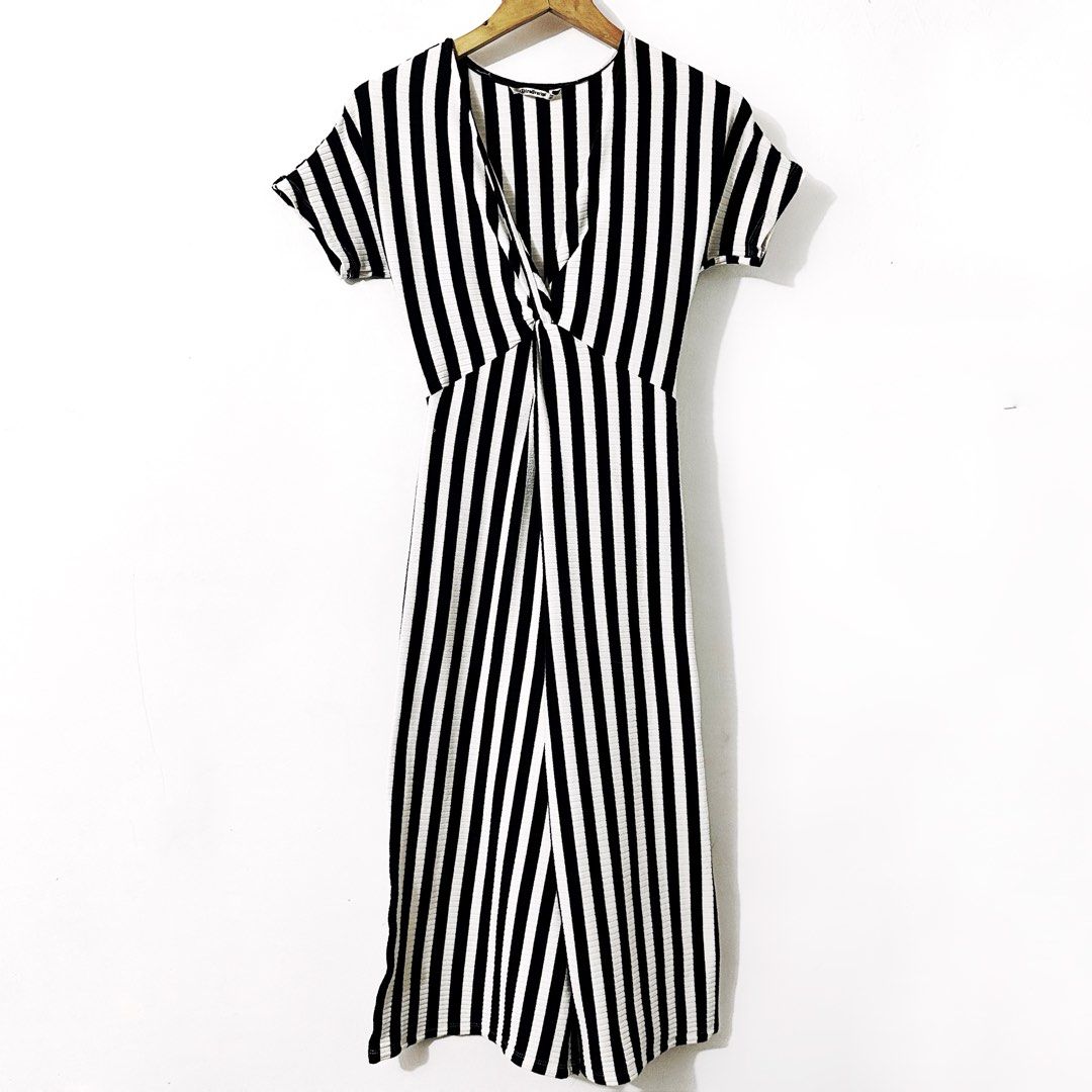 Stradivarius Pinstripes Jumpsuit (Category: Rompers) located in Taguig. Submitted by intransitforyou (Listing ID 1461305131, Image 1). Description: .