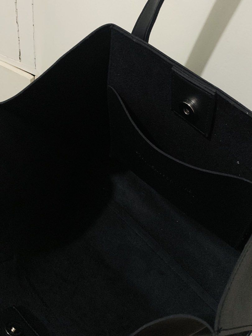 Straightforward Black Tote (Category: Tote Bags) located in Manila. Submitted by preloved.bynics (Listing ID 1461243150, Image 2). Description: .