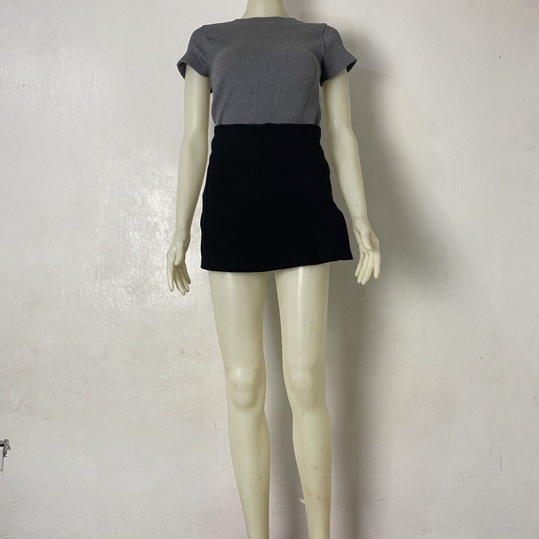 Street Code 🌸 | Asymmetric Slit Ribbed Mini Skirt (Category: Skirts) located in Bulacan. Submitted by orc.ph (Listing ID 1461248470, Image 2). Description: Street Code 🌸 | Asymmetric Slit Ribbed Mini Skirt Material Used: Polyester -Black -Asymmetric Diagonal Seam -Side Front Slit -Elasticized High-Waisted -Mini Skirt ‎-Size: L-XL ‎-Waistline: 30"-36" ‎-Length: 13” ‎-Model: ‘’5’6, Waistline 28- Small to Medium Frame ‎ ‎Pristined Condition. No Vi