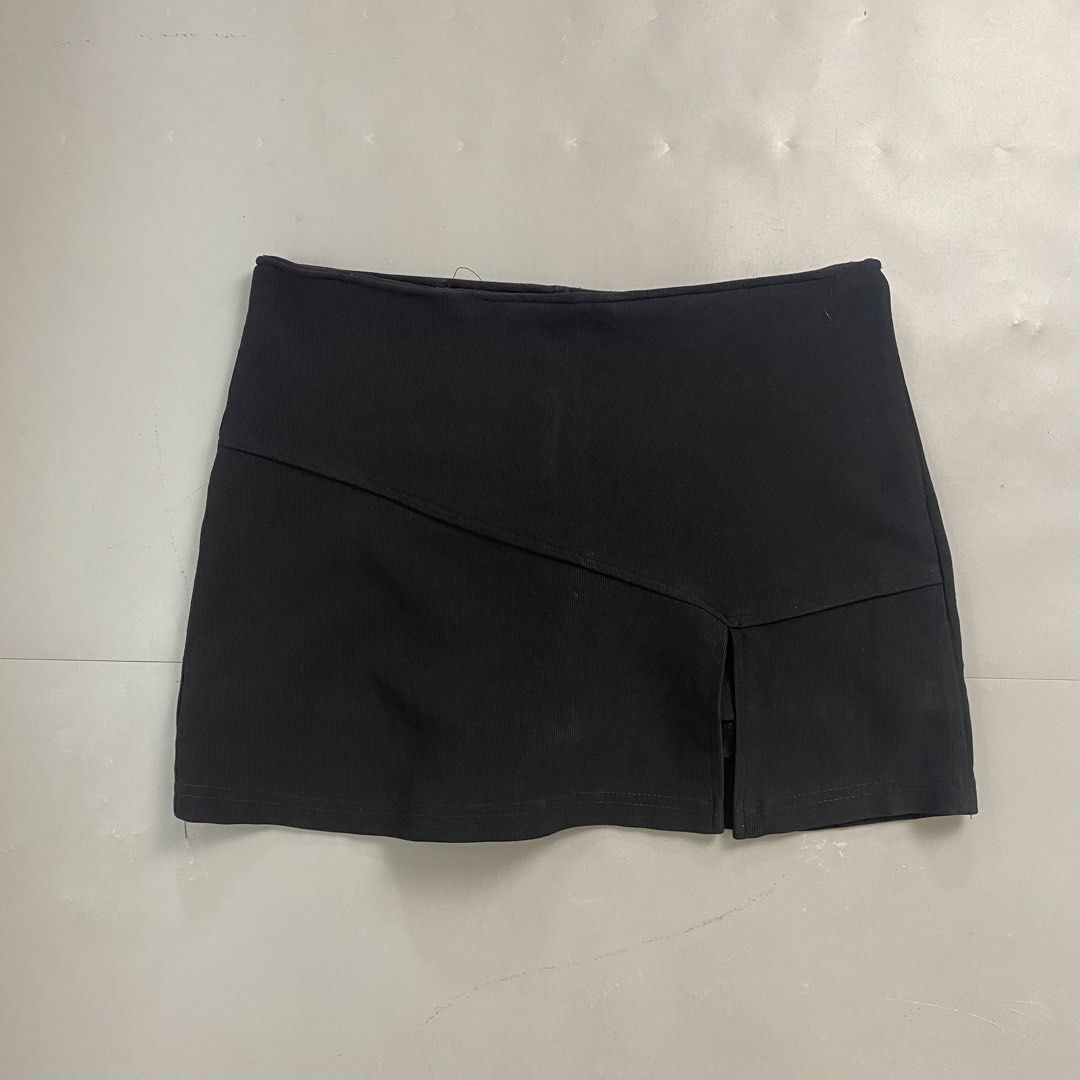 Street Code 🌸 | Asymmetric Slit Ribbed Mini Skirt (Category: Skirts) located in Bulacan. Submitted by orc.ph (Listing ID 1461248470, Image 1). Description: Street Code 🌸 | Asymmetric Slit Ribbed Mini Skirt Material Used: Polyester -Black -Asymmetric Diagonal Seam -Side Front Slit -Elasticized High-Waisted -Mini Skirt ‎-Size: L-XL ‎-Waistline: 30"-36" ‎-Length: 13” ‎-Model: ‘’5’6, Waistline 28- Small to Medium Frame ‎ ‎Pristined Condition. No Vi