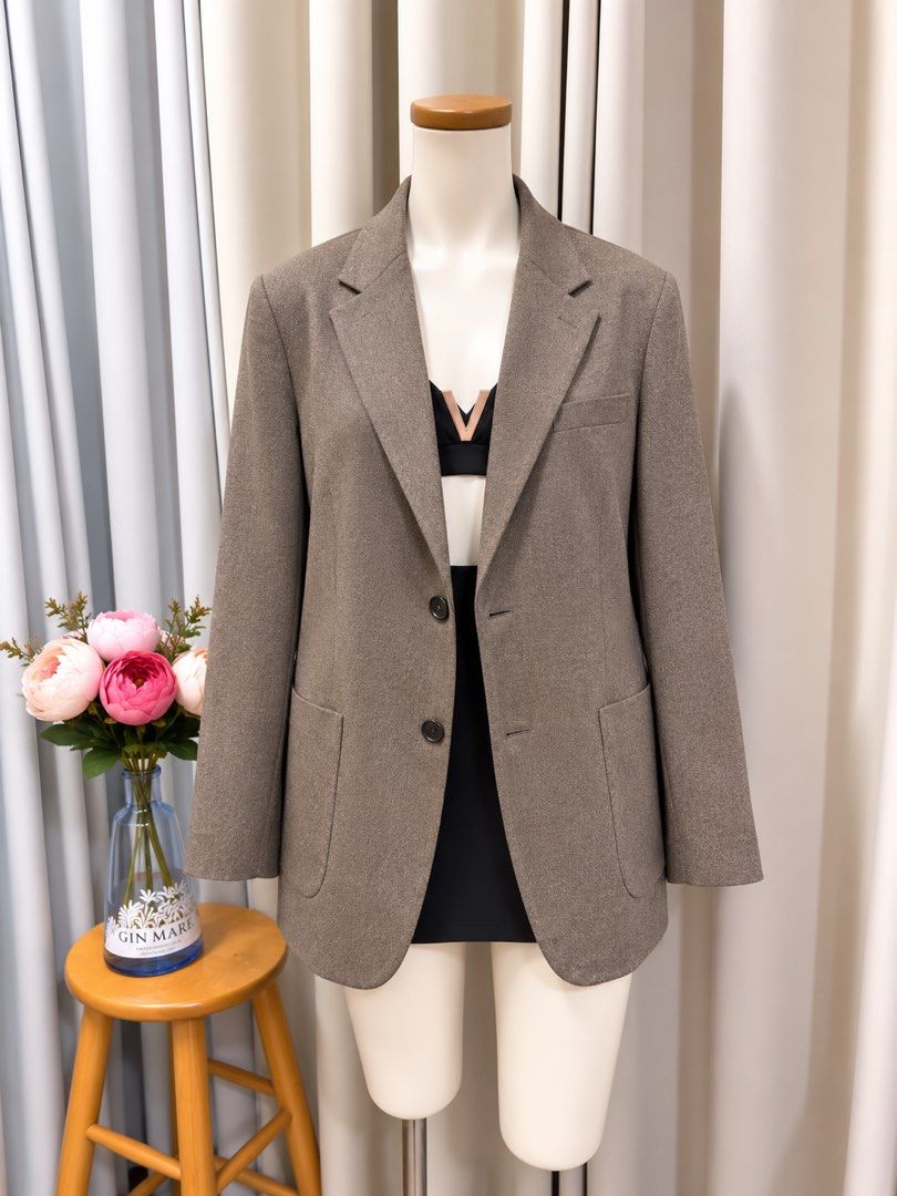 Suede Chesnut Brown Blazer Oversized (Category: Coats, Jackets and Outerwear) located in Taguig. Submitted by vm.co (Listing ID 1461317292, Image 1). Description: Perfect for: • Corporate office wear • Business travel • Smart casual outfits • Rainy or cool weather • Capsule wardrobe • Everyday sophisticated styling Condition: Appears to be in very good preloved condition with no visible major stains, tears, or discoloration in the photo. A light 