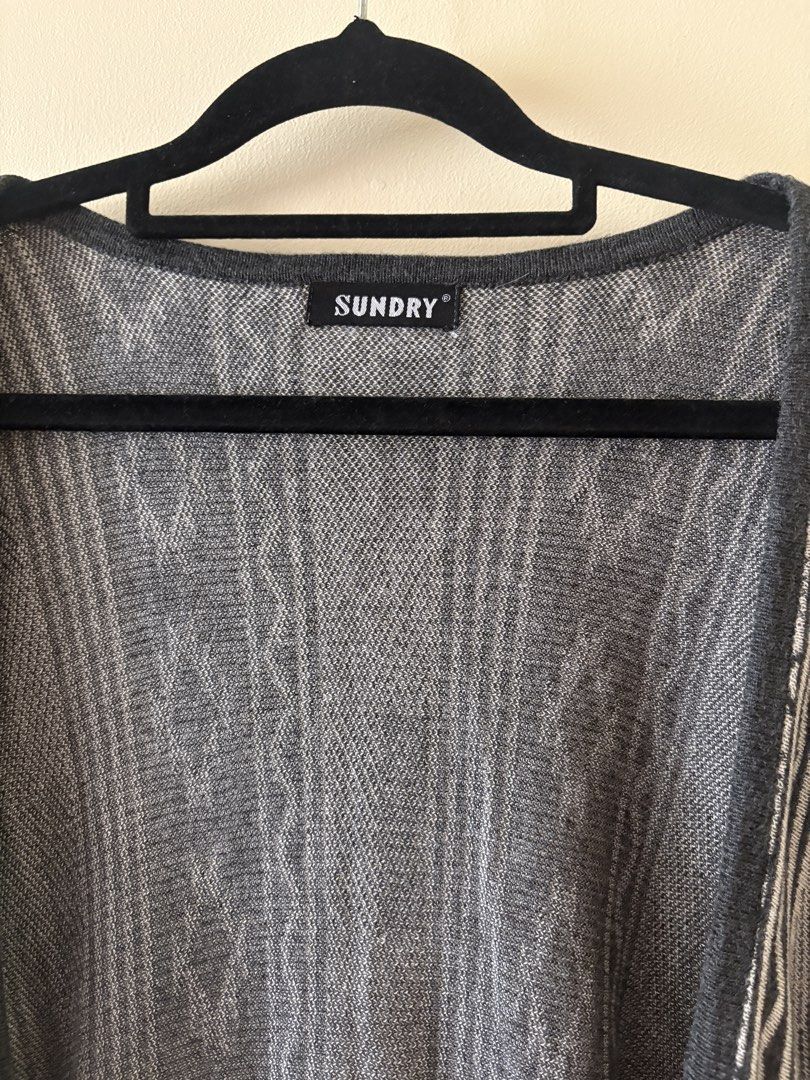SUNDRY Grey Geometric Pattern Poncho (Category: Coats, Jackets and Outerwear) located in Manila. Submitted by anabri (Listing ID 1461195250, Image 3). Description: - Brand: SUNDRY - Style: Open front cardigan - Color: Grey - Pattern: All-over geometric - Material: Lightweight knit - Features: Easy to layer, versatile styling - Pairs well with: Tops, dresses, jeans, leggings - LAST TWO PHOTOS FOR FIT INSPO ONLY.