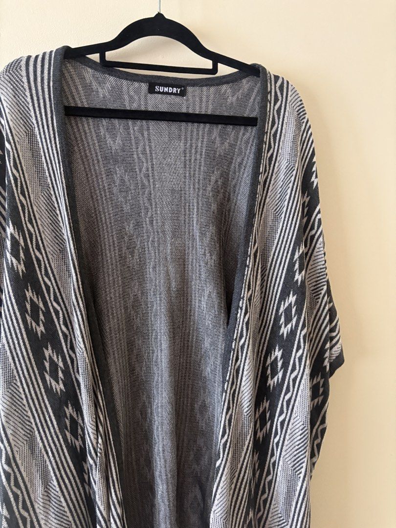 SUNDRY Grey Geometric Pattern Poncho (Category: Coats, Jackets and Outerwear) located in Manila. Submitted by anabri (Listing ID 1461195250, Image 2). Description: - Brand: SUNDRY - Style: Open front cardigan - Color: Grey - Pattern: All-over geometric - Material: Lightweight knit - Features: Easy to layer, versatile styling - Pairs well with: Tops, dresses, jeans, leggings - LAST TWO PHOTOS FOR FIT INSPO ONLY.