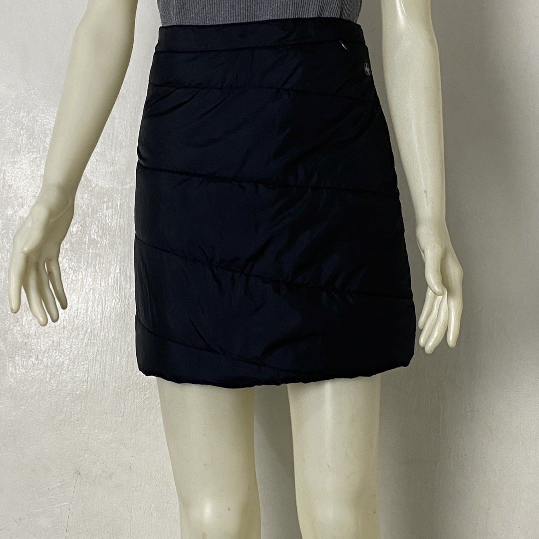 Swiss Tech 🌸 | Puffer Quilted Mini Skirt (Category: Skirts) located in Bulacan. Submitted by orc.ph (Listing ID 1461249146, Image 3). Description: Swiss Tech 🌸 | Puffer Quilted Mini Skirt Material Used: Polyester -Black -Horizontal & Diagonal Quilted Puffer Baffle Design -Side Zip Closure -Zipper Pocket -Lightweight Insulated -Mini Skirt -A-Line ‎-Size: L ‎-Waistline: 34" ‎-Length: 17” ‎-Model: ‘’5’6, Waistline 28- Small to Medium Frame ‎ ‎Pris