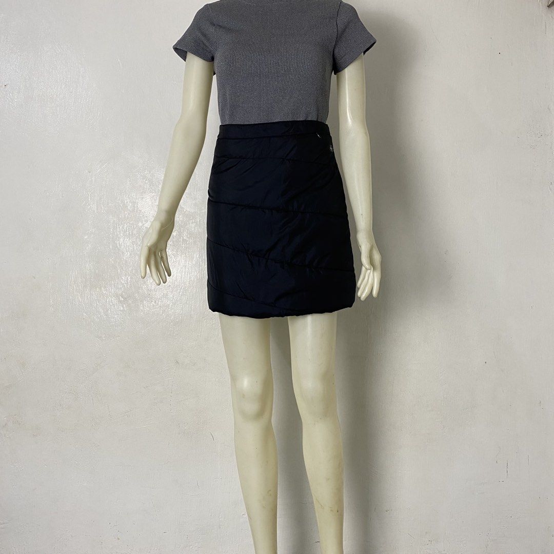 Swiss Tech 🌸 | Puffer Quilted Mini Skirt (Category: Skirts) located in Bulacan. Submitted by orc.ph (Listing ID 1461249146, Image 2). Description: Swiss Tech 🌸 | Puffer Quilted Mini Skirt Material Used: Polyester -Black -Horizontal & Diagonal Quilted Puffer Baffle Design -Side Zip Closure -Zipper Pocket -Lightweight Insulated -Mini Skirt -A-Line ‎-Size: L ‎-Waistline: 34" ‎-Length: 17” ‎-Model: ‘’5’6, Waistline 28- Small to Medium Frame ‎ ‎Pris