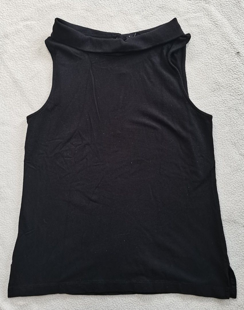 Talbots Petites Sleeveless Polo Top (Category: Sleeveless) located in Santa Cruz. Submitted by oddpenguin-4575 (Listing ID 1461260609, Image 3). Description: 📌.....P L E A S E R E A D..... 📌measurement:Laid flat Sh-14"/Sleeve-__/Chest-17"/Lenght-25.5"/armhole-9"/armpit-__ 📌size: women's size Medium. 📌Brand:Talbots (Petites collection) 📌color- 9/10 📌Design Features: A unique mock-neck silhouette with an attached polo collar, sleeveless cut, 