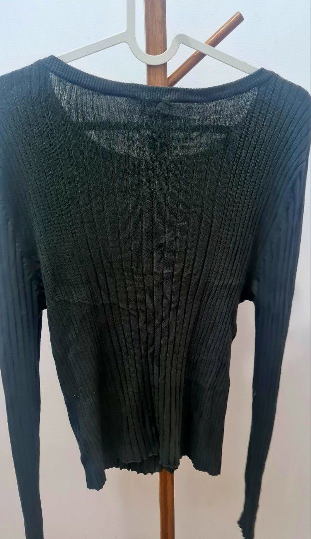 Terranova Ribbed Long Sleeve Top XL (Category: Longsleeves) located in Manila. Submitted by jazgotlucky (Listing ID 1461259121, Image 2). Description: - Terranova dark green long-sleeved top - Ribbed texture - Size XL - Stretchy and comfortable material - Classic round neckline - Slightly ruffled hem edge - medium to large frame, decluttering.