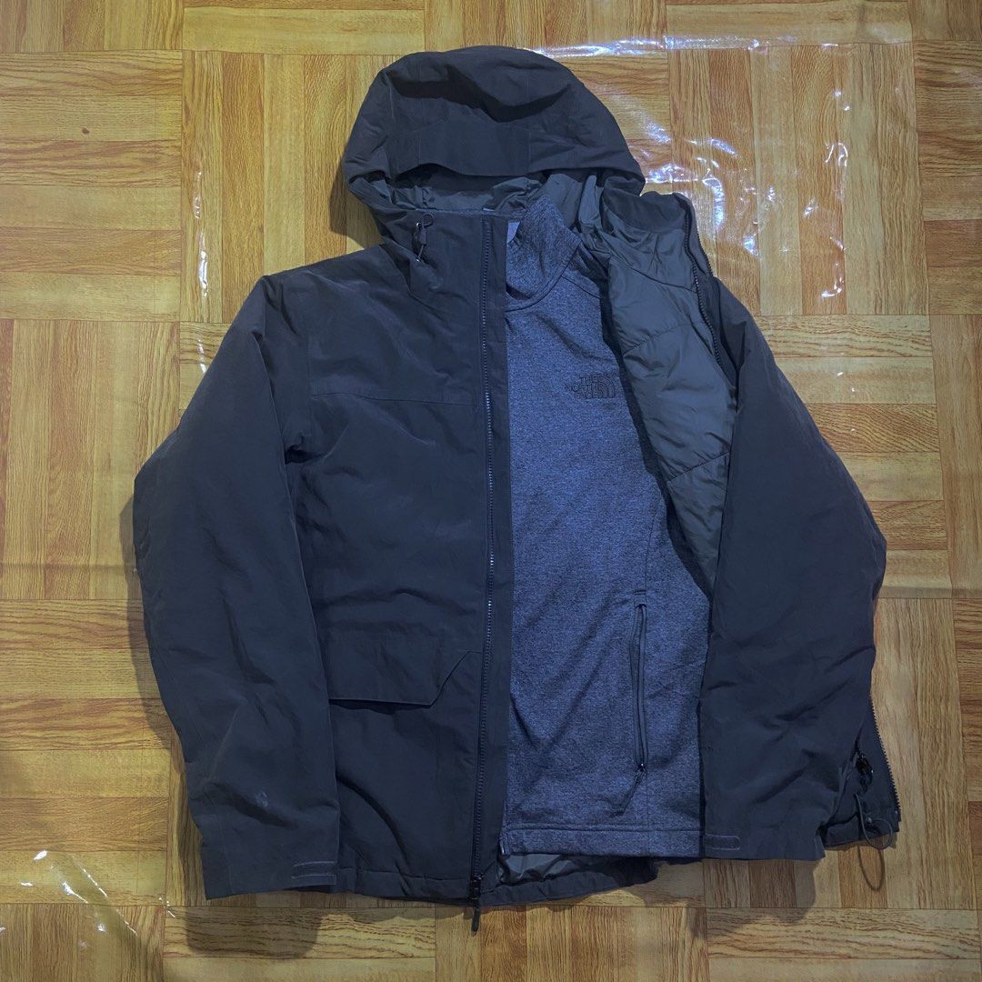 The North Face 2 Way Windbreaker Jacket (Category: Activewear) located in Dasmarinas. Submitted by thrift2gems (Listing ID 1461250110, Image 2). Description: The North Face 2 Way Windbreaker Jacket✨ -WIDTH: 22.5 -LENGTH: 28.5 -COLOR RATE: 9.5/10 -CONDITION: 9.5/10 -ISSUE: NONE.