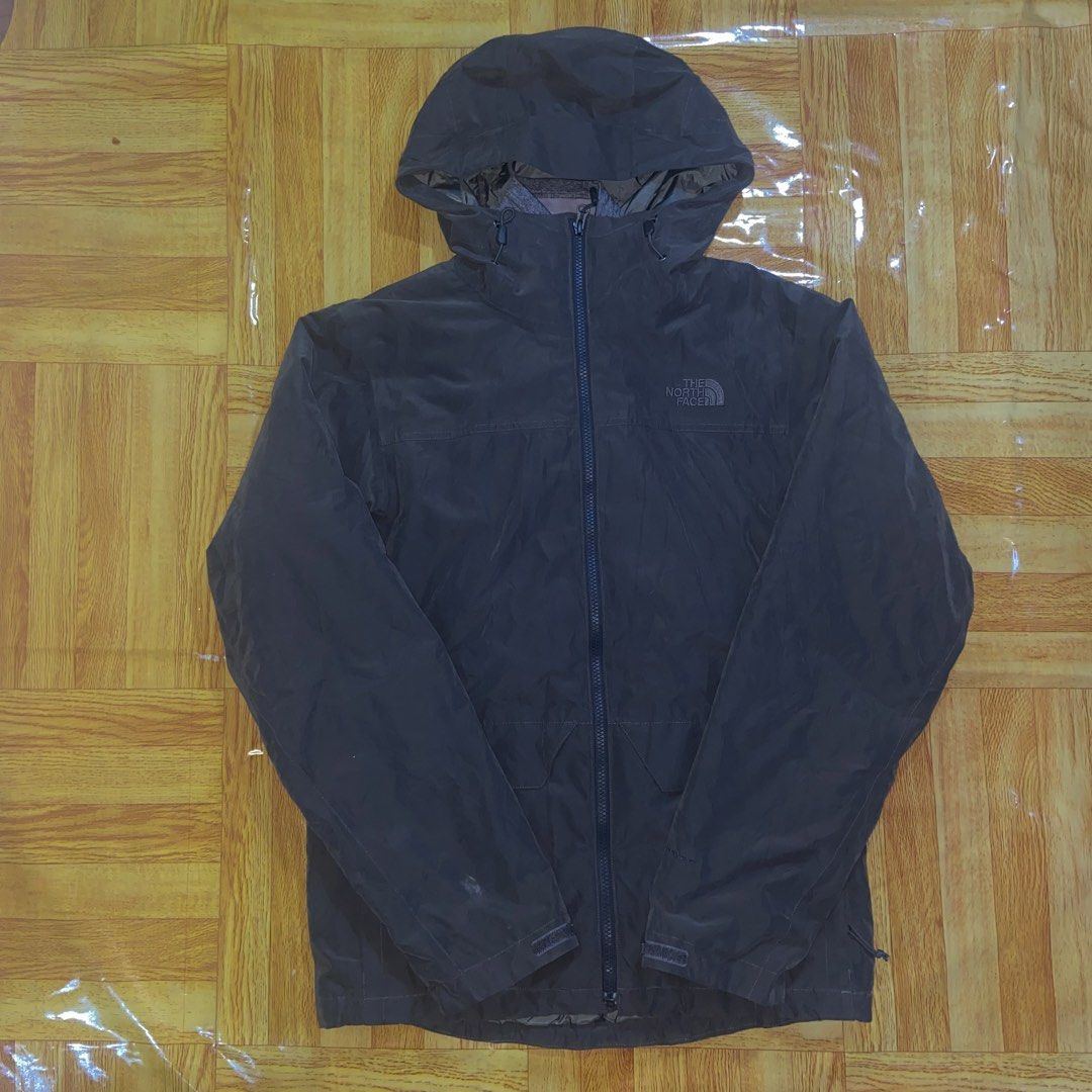 The North Face 2 Way Windbreaker Jacket (Category: Activewear) located in Dasmarinas. Submitted by thrift2gems (Listing ID 1461250110, Image 1). Description: The North Face 2 Way Windbreaker Jacket✨ -WIDTH: 22.5 -LENGTH: 28.5 -COLOR RATE: 9.5/10 -CONDITION: 9.5/10 -ISSUE: NONE.
