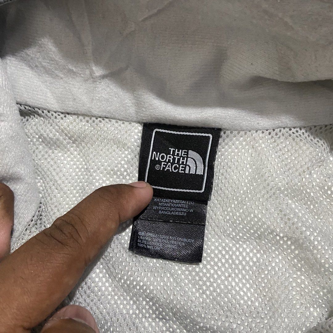 The North Face Hyvent Windbreaker Jacket (Category: Activewear) located in Dasmarinas. Submitted by thrift2gems (Listing ID 1461249849, Image 3). Description: The North Face Hyvent Windbreaker Jacket✨ -WIDTH: 21 -LENGTH: 26.5 -COLOR RATE: 9.5/10 -CONDITION: 9.5/10 -ISSUE: NONE.