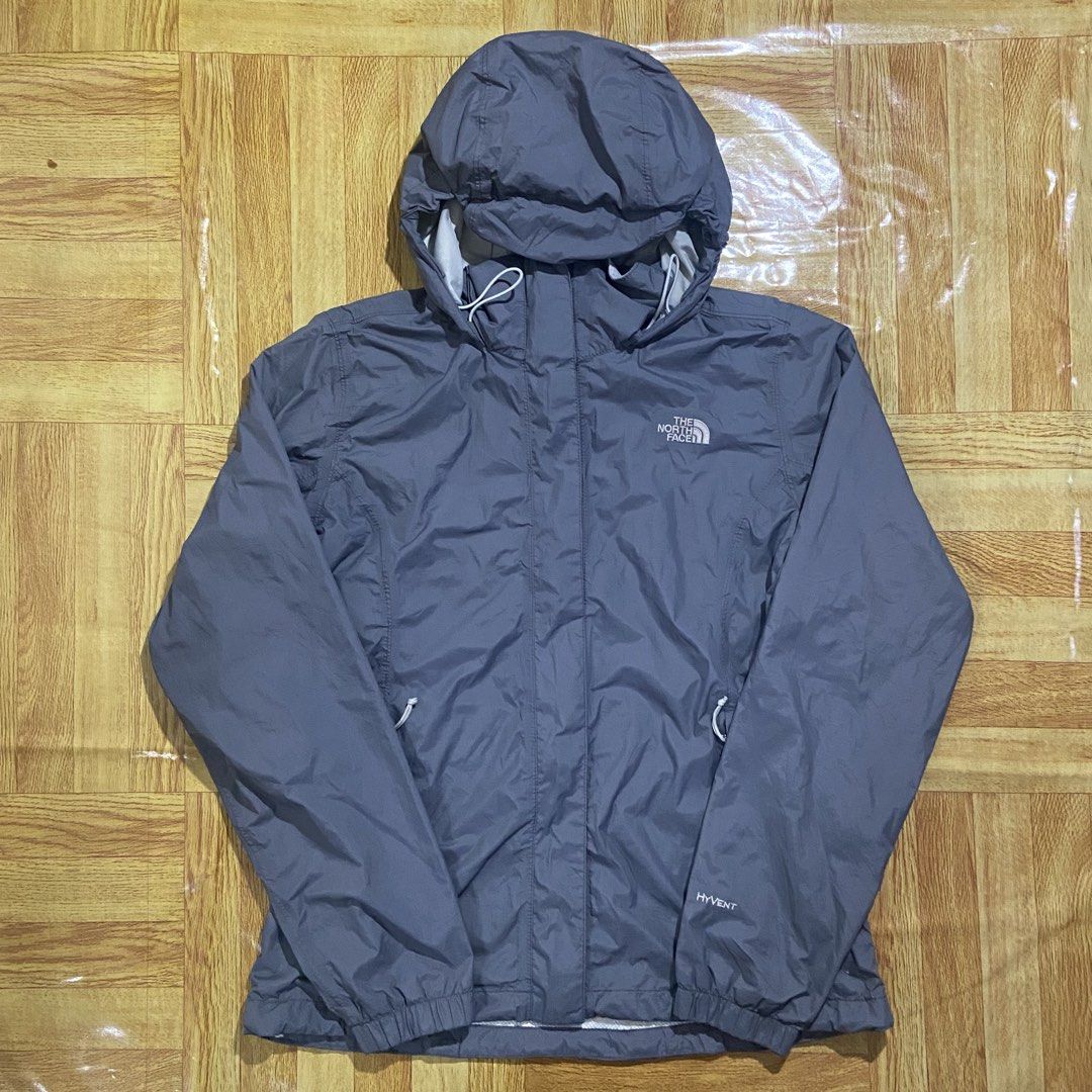 The North Face Hyvent Windbreaker Jacket (Category: Activewear) located in Dasmarinas. Submitted by thrift2gems (Listing ID 1461249849, Image 1). Description: The North Face Hyvent Windbreaker Jacket✨ -WIDTH: 21 -LENGTH: 26.5 -COLOR RATE: 9.5/10 -CONDITION: 9.5/10 -ISSUE: NONE.