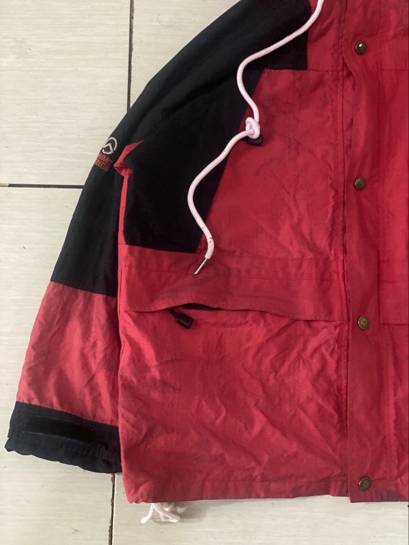 The North Face Summit Series Red Black Jacket (Category: Coats, Jackets and Outerwear) located in Tubigon. Submitted by theogarments (Listing ID 1461262617, Image 3). Description: 300 The North Face Goretex -good condition -size xxl -doublezip -need hard wash -sira handle nang zipper (still working) issue nasa pic na 300.