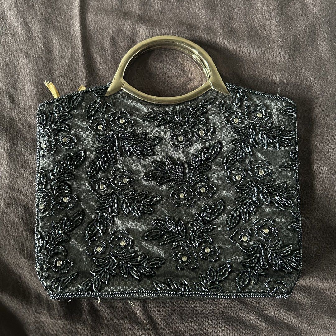 Thrift Finds Clutch Bag (Category: Clutches) located in Ramos. Submitted by morefindss (Listing ID 1461224180, Image 2). Description: Thrift Finds Clutch Bag - Lakas maka sosyal - Aside from zipper and discoloration inside maganda pa rin siya - No tarnishing visible from the handle Price negotiable as long as no lowballing.