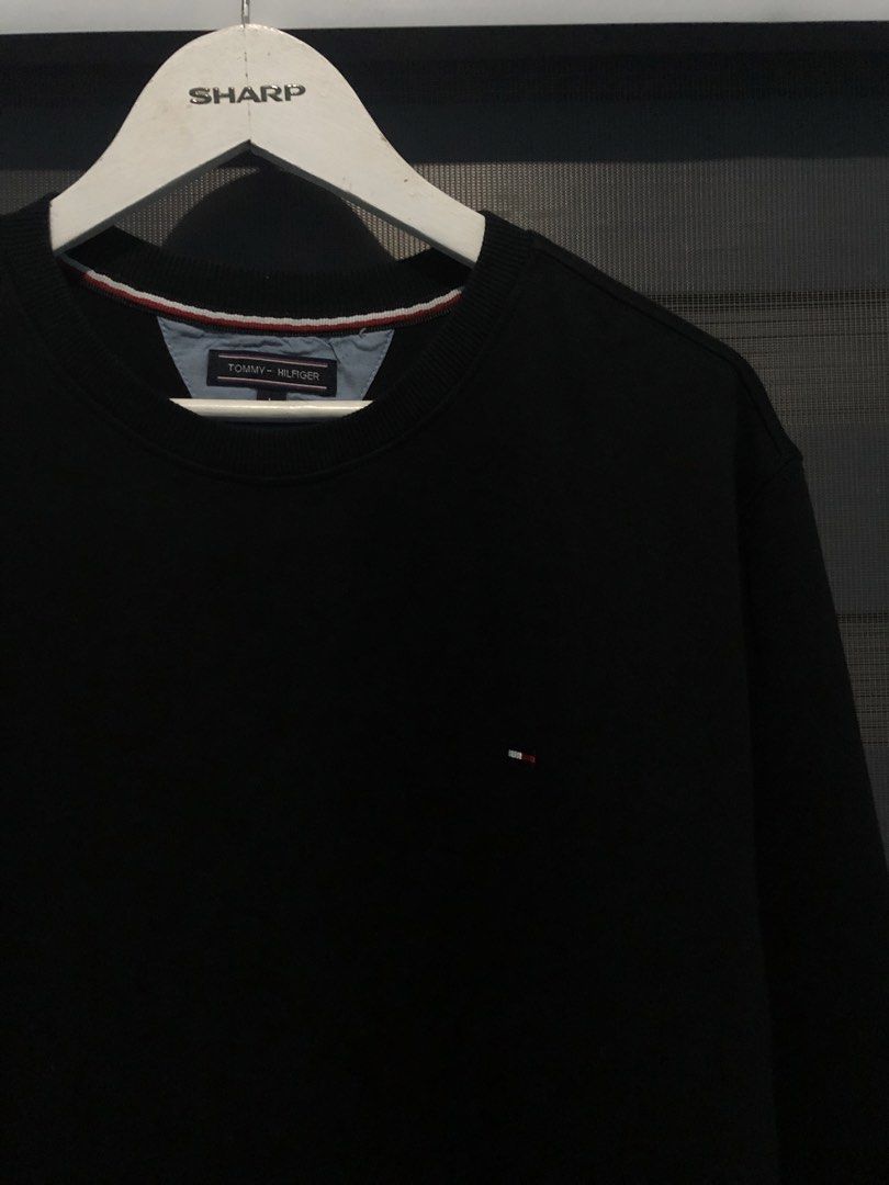 Tommy Hilfiger Crewneck (Category: Coats, Jackets and Outerwear) located in Tumauini. Submitted by joshtan0812 (Listing ID 1461239557, Image 3). Description: Dimes 23x27 Color rate 10/10 No issue Like new condition Complete tags✅ Heavy cotton.