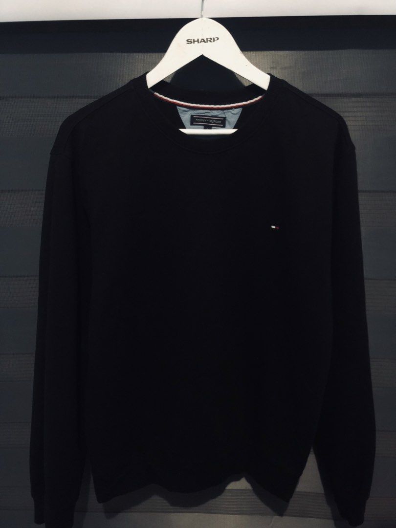 Tommy Hilfiger Crewneck (Category: Coats, Jackets and Outerwear) located in Tumauini. Submitted by joshtan0812 (Listing ID 1461239557, Image 2). Description: Dimes 23x27 Color rate 10/10 No issue Like new condition Complete tags✅ Heavy cotton.