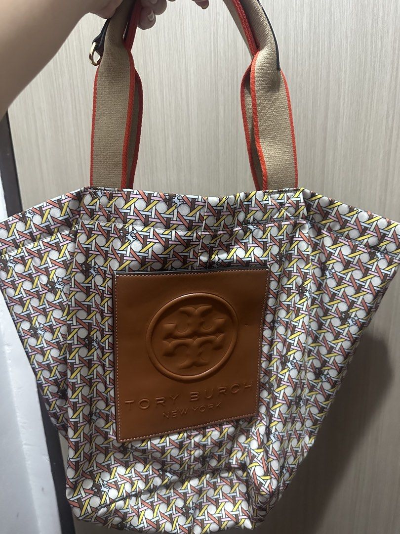 Tory Burch (Category: Shoulder Bags) located in Valenzuela. Submitted by mommyiish (Listing ID 1461271248, Image 1). Description: bought but never used.