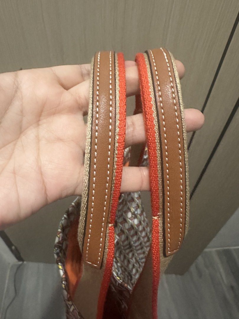 Tory Burch (Category: Shoulder Bags) located in Valenzuela. Submitted by mommyiish (Listing ID 1461271248, Image 3). Description: bought but never used.