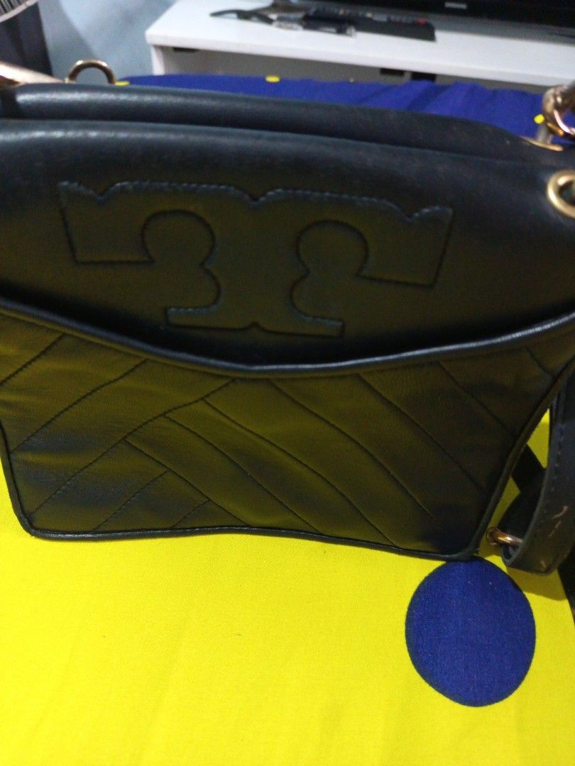 Tory Burch leather vintage sling bag (Category: Luxury Bags & Wallets) located in Gapan. Submitted by cristina_adofina (Listing ID 1461194640, Image 2). Description: Original Tory Burch pure leather .change sling only makapal ang leather.maganda in person legit flap sling .