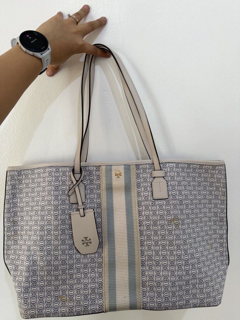 Tory Burch Tote Bag (Category: Luxury Bags & Wallets) located in Manila. Submitted by escarchame98247 (Listing ID 1461161999, Image 1). Description: - Authentic Tory Burch tote bag - Signature logo pattern - Distinctive striped detail down the middle - Includes a matching leather tag - Light beige handles with black trim - Ample interior space for essentials With yellow stain . Pwede po kayo nalang mag palinis . No orig dust bag .