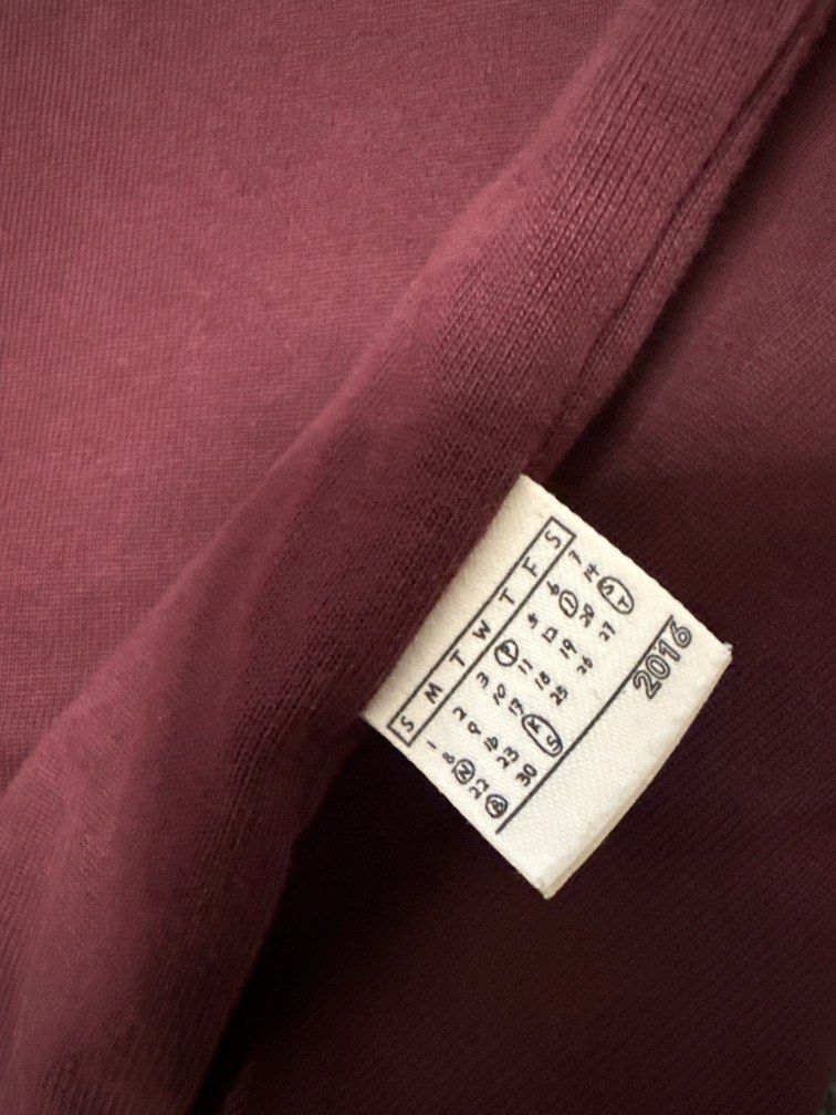 深紅短袖T恤tee （分類：T-shirt、恤衫、有領衫）位於 Hong Kong。 由 lmc.xx 提交（商品編號 1461225636，圖片 4）。簡介： 胸123 衣長76 Size XL 個人閒置下來的衣服，默認微瑕，完美主義勿拍。 大瑕疵會拍出，仔細看圖。 sf到付 恆生或Payme 或alipay付款 。