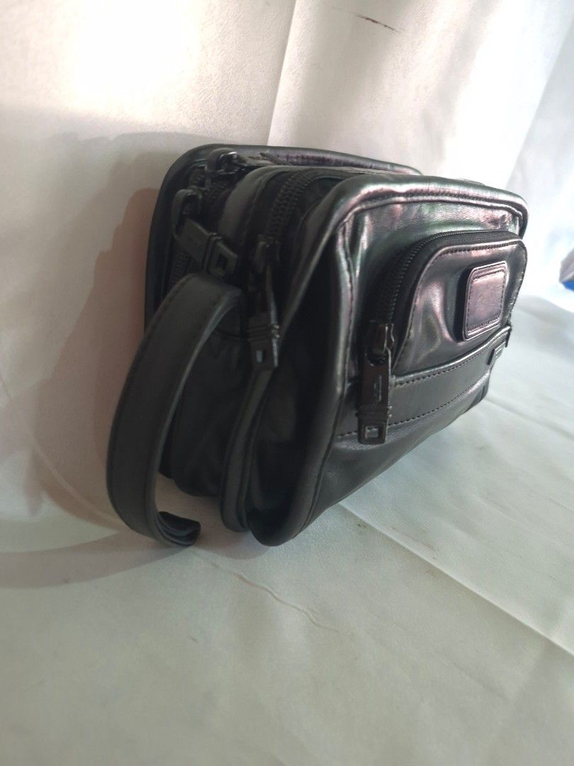 Tumi Alpha Nappa Leather Clutch... (Category: Belt bags, Clutches and Pouches) located in Davao. Submitted by bae214214 (Listing ID 1461129962, Image 2). Description: Ptpa Salamat admin Tumi Alpha Nappa Leather Travel Organizer Clutch "92104DH" Dimension Approx: 9.5 x 6 inches Excellent color and condition very minimal sign of usage malinis labas at loob sobrang solid at ganda pa ng bag Price: 7,500 .
