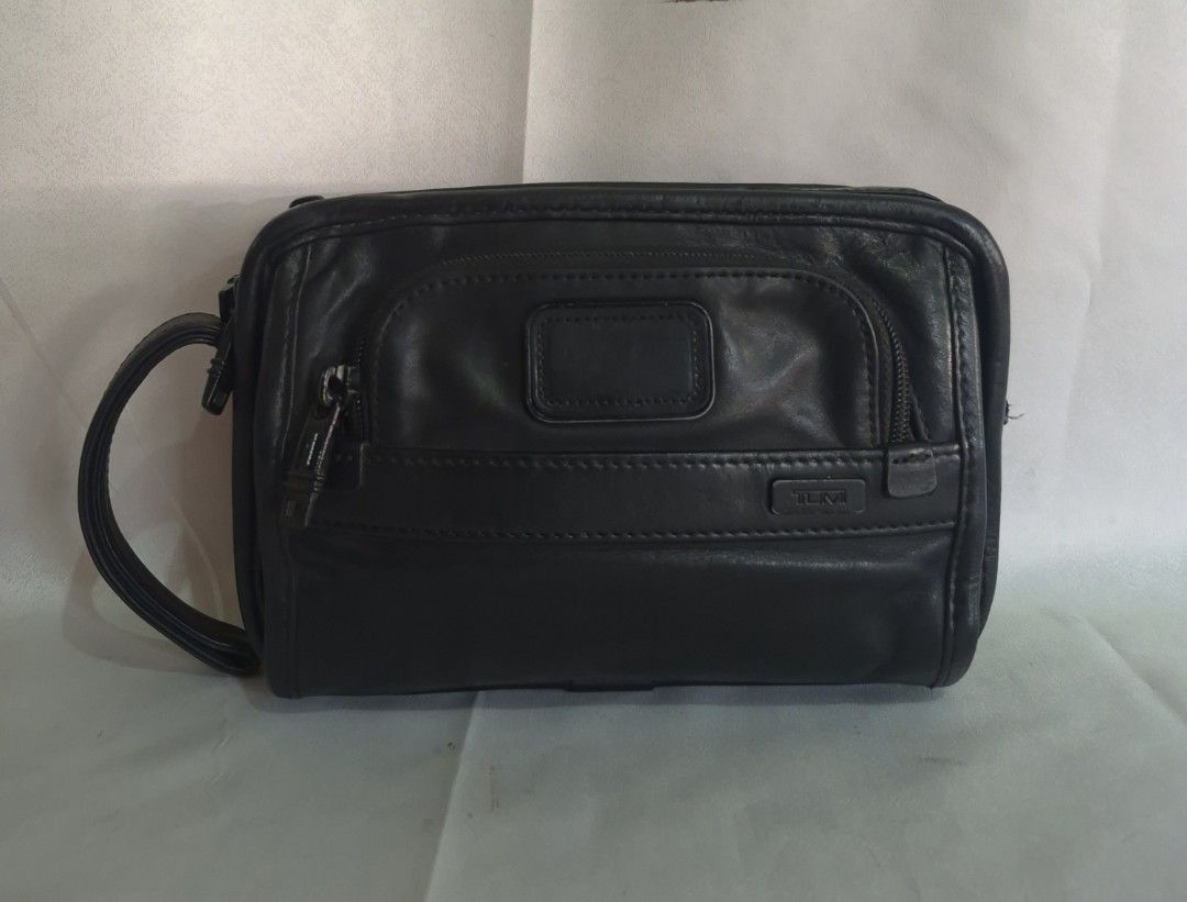 Tumi Alpha Nappa Leather Clutch... (Category: Belt bags, Clutches and Pouches) located in Davao. Submitted by bae214214 (Listing ID 1461129962, Image 1). Description: Ptpa Salamat admin Tumi Alpha Nappa Leather Travel Organizer Clutch "92104DH" Dimension Approx: 9.5 x 6 inches Excellent color and condition very minimal sign of usage malinis labas at loob sobrang solid at ganda pa ng bag Price: 7,500 .