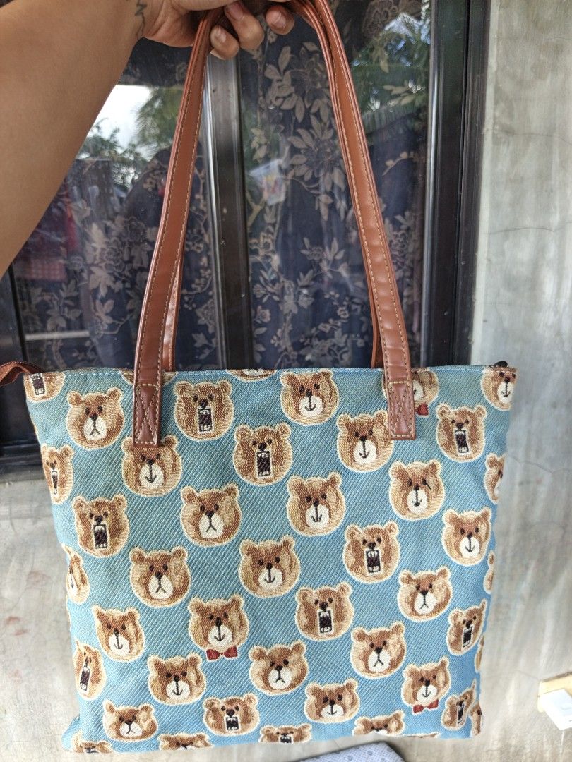 Twn bear shoulder bag (Category: Tote Bags) located in Manila. Submitted by ukay-ukaybylyn (Listing ID 1461122100, Image 2). Description: good condition💯 apaka ganda nya canvas kaya washable super tibay din medium size.