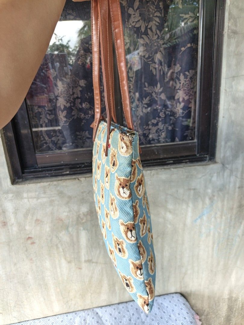 Twn bear shoulder bag (Category: Tote Bags) located in Manila. Submitted by ukay-ukaybylyn (Listing ID 1461122100, Image 3). Description: good condition💯 apaka ganda nya canvas kaya washable super tibay din medium size.