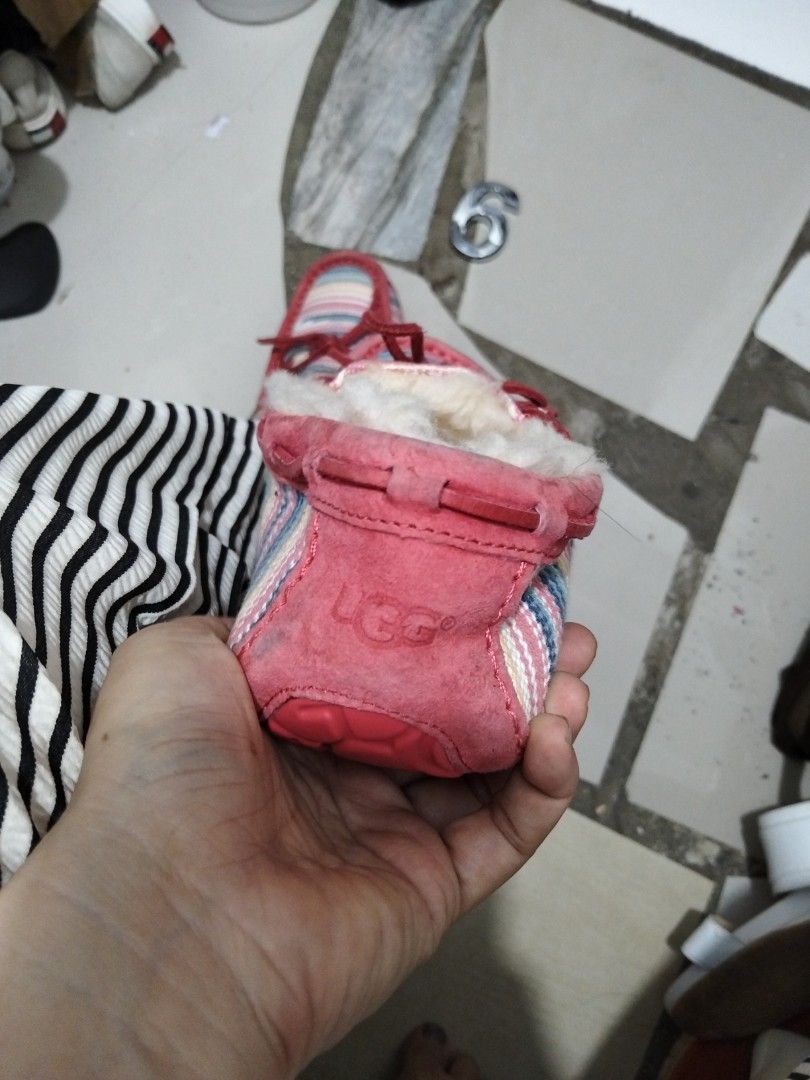 Ugg Winter Shoes (Category: Loafers) located in El Salvador. Submitted by francheskaukayukay (Listing ID 1461166501, Image 3). Description: .