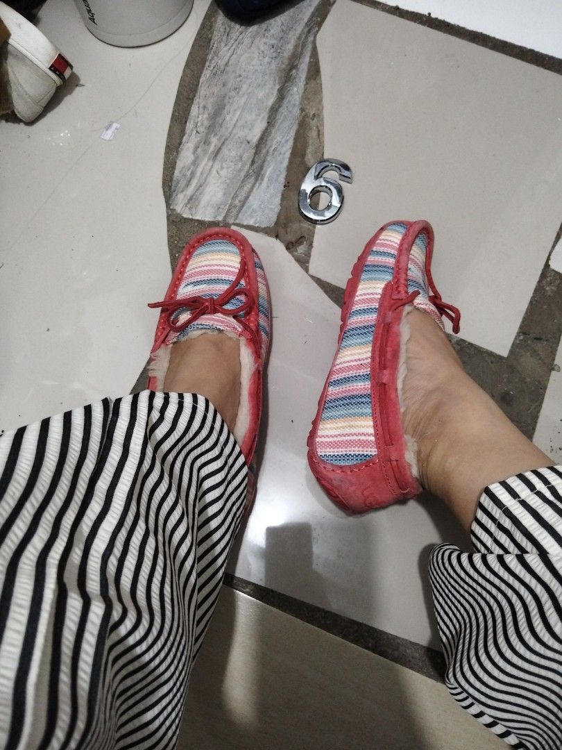 Ugg Winter Shoes (Category: Loafers) located in El Salvador. Submitted by francheskaukayukay (Listing ID 1461166501, Image 2). Description: .