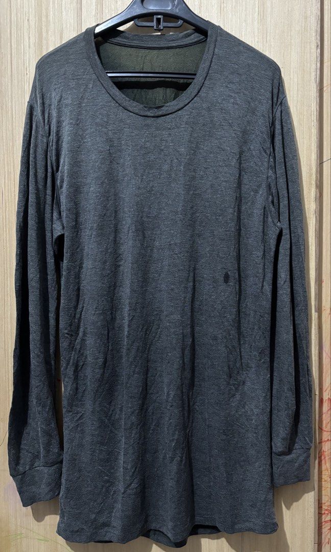 UKAY: Uniqlo Heattech Extra Warm Medium HT607 (Category: Tshirts & Polo Shirts ) located in Quezon City. Submitted by delighted_area (Listing ID 1461188856, Image 1). Description: Ukay sourced, please manage your expectations. In well used condition. Size: Medium.
