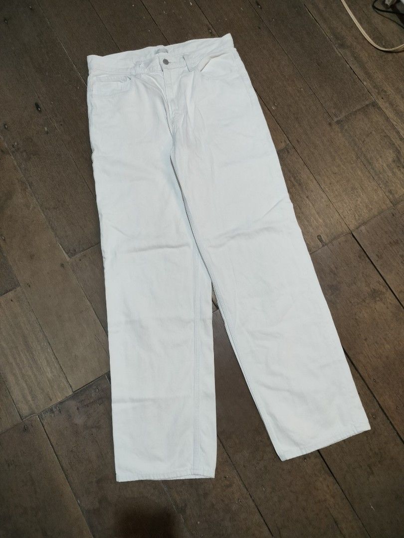 UNIQLÓ denim Baggy jeans Light Blue (Category: Jeans) located in Valencia. Submitted by thriftpingniever (Listing ID 1461250531, Image 1). Description: UNIQLÓ denim Baggy jeans Light Blue 📌Like new 📌Waist 32 📌Length 45 📌Hem 9.
