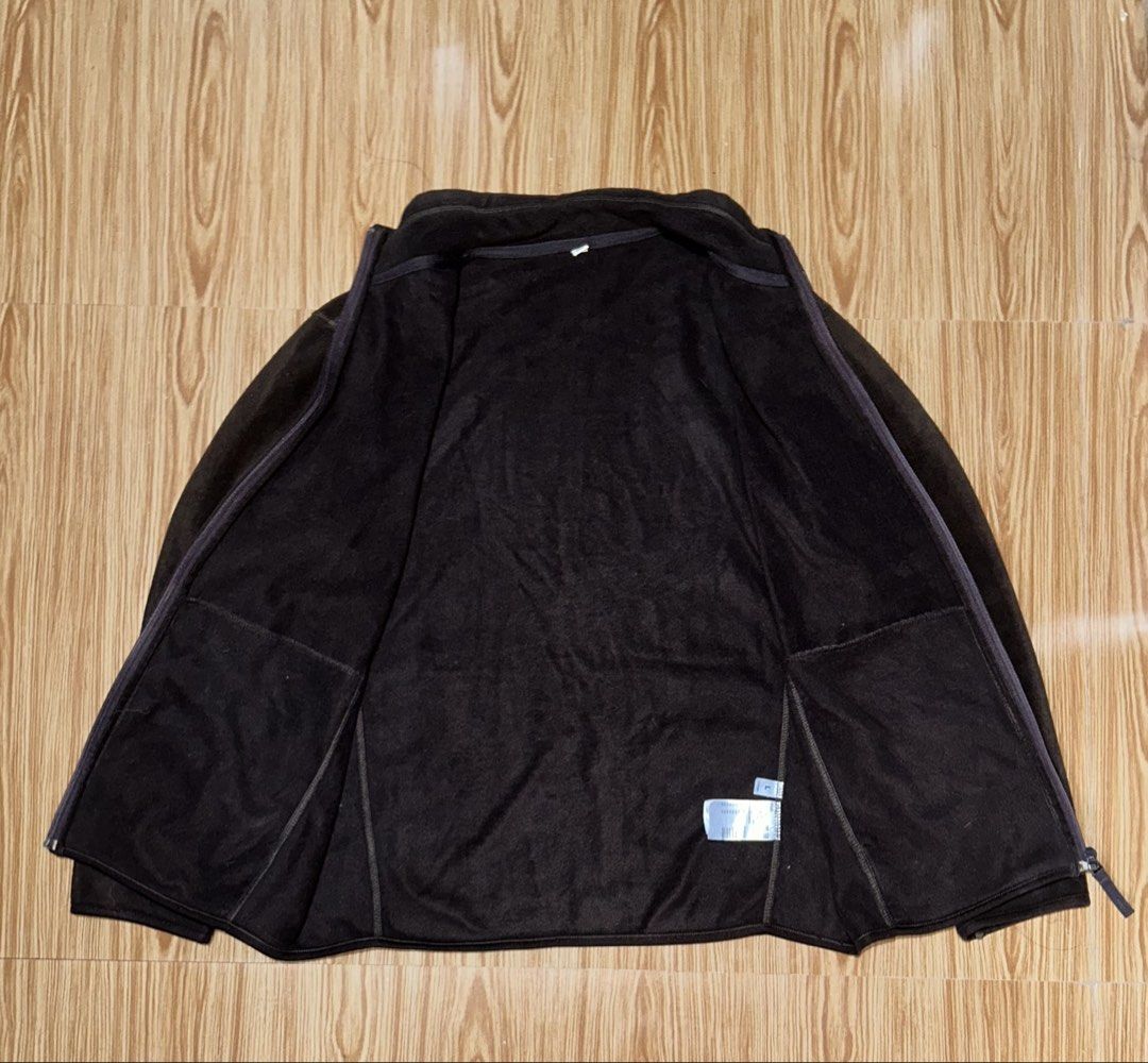 Uniqlo Brown Fleece Zip-Up Jacket (Category: Coats, Jackets and Outerwear) located in Quezon City. Submitted by morningstar.to (Listing ID 1461197847, Image 2). Description: L - 26 W - 20 Issue: Bleach stain (see last photo).