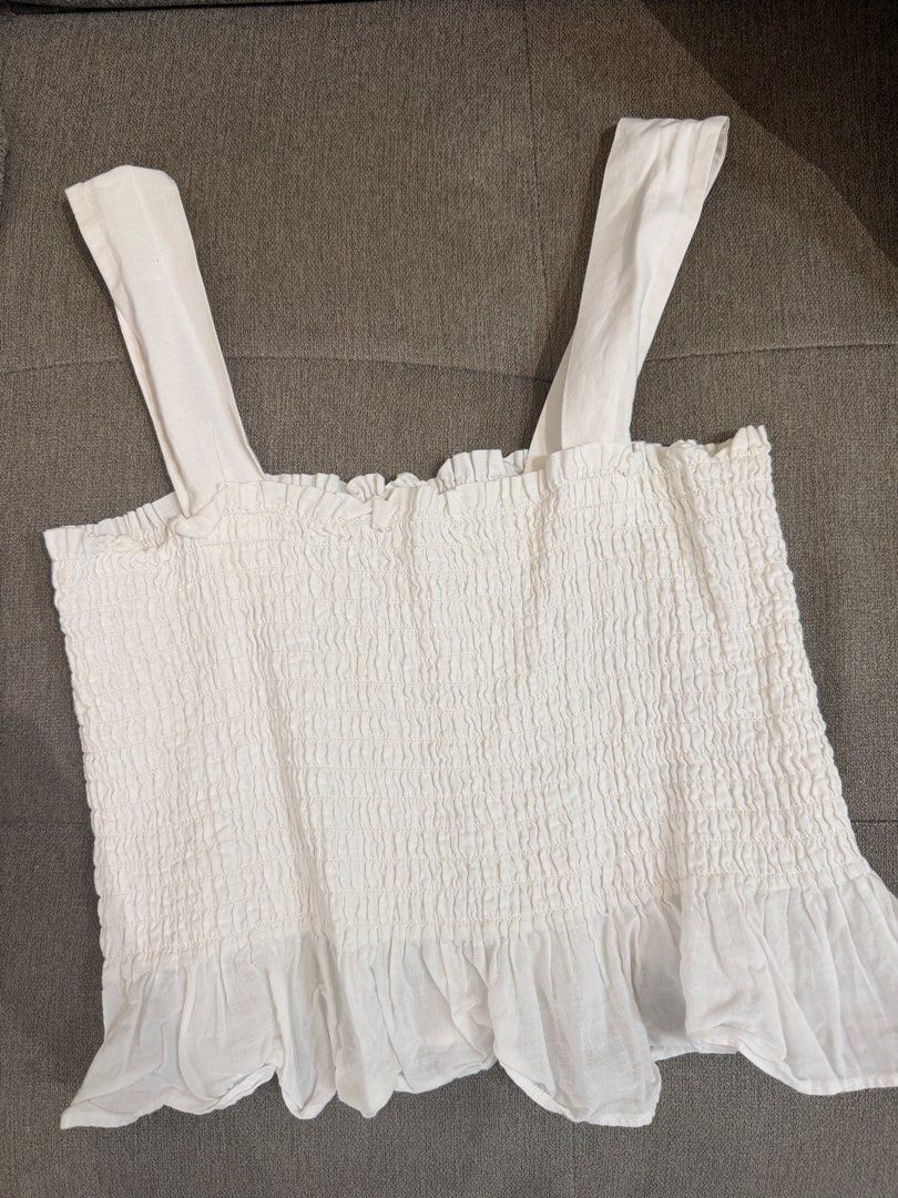 Uniqlo Crop Top White (Category: Others Tops) located in Quezon City. Submitted by meemeec (Listing ID 1461159067, Image 1). Description: Used twice then stored No issues at all .