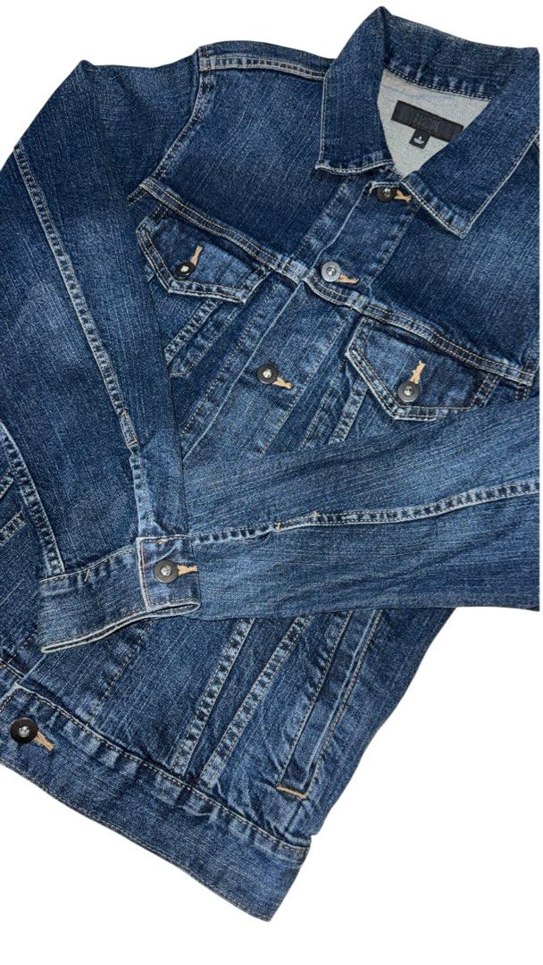 Uniqlo denim Jacket (Category: Coats, Jackets and Outerwear) located in Baguio. Submitted by zeemoda01 (Listing ID 1461250496, Image 2). Description: Small women’s .