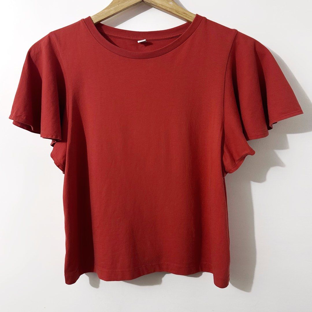 Uniqlo Frilled Top (Category: Blouses) located in Taguig. Submitted by intransitforyou (Listing ID 1461286863, Image 1). Description: L on tag Fits S-M nice too.