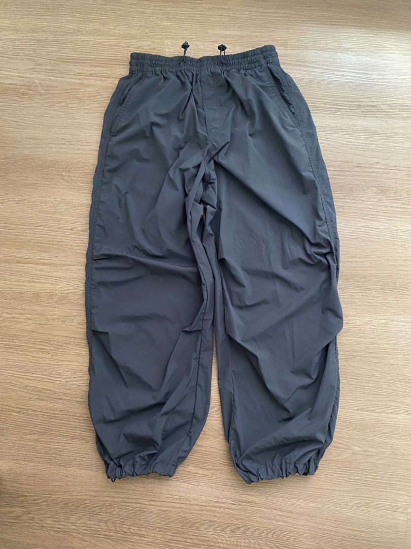 Uniqlo Gray Parachute Pants (Category: Other Bottoms) located in Quezon City. Submitted by tinsprelovedstuff (Listing ID 1461181742, Image 1). Description: - rfs: i don’t use it anymore - rarely used, no flaws.