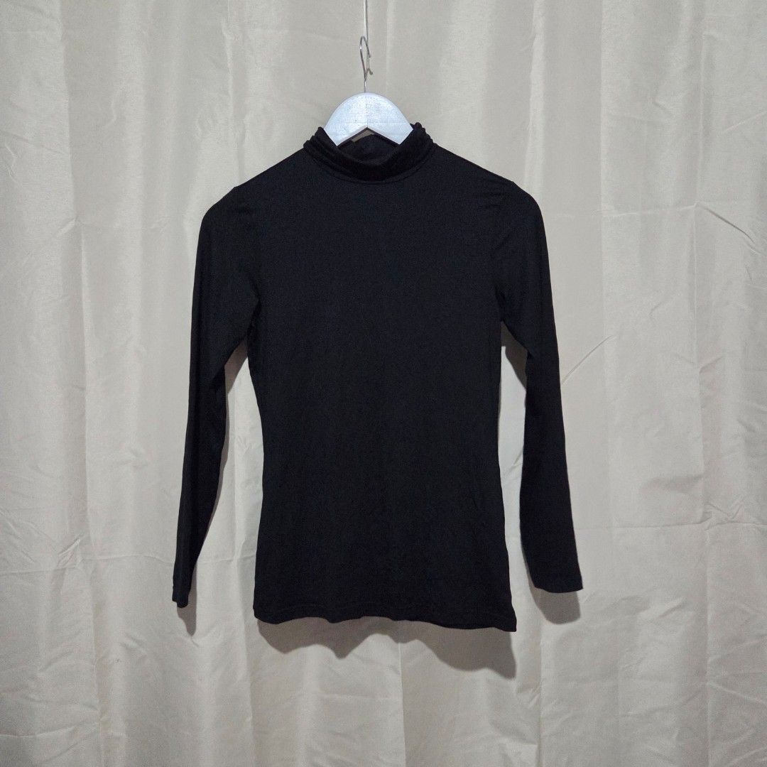 UNIQLO HEATTECH TURTLE NECK (Category: Longsleeves) located in Santiago. Submitted by fromboxes (Listing ID 1461168367, Image 1). Description: Like new Ships thru J&T Isabela North Luzon Shipping Nationwide No rush shipping 😊😊.