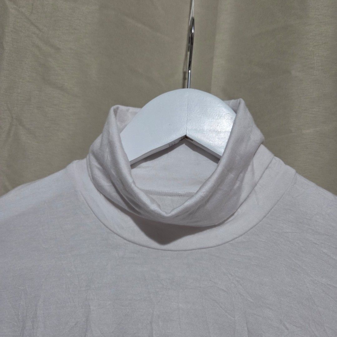 UNIQLO HEATTECH TURTLE NECK MEN - M (Category: Coats, Jackets and Outerwear) located in Santiago. Submitted by fromboxes (Listing ID 1461168165, Image 2). Description: Like new Ships thru J&T Isabela North Luzon Shipping Nationwide No rush shipping 😊😊.