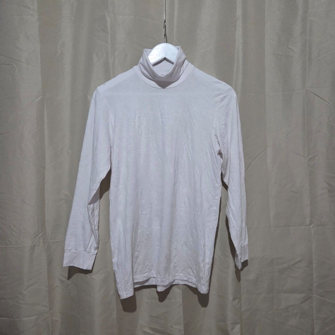 UNIQLO HEATTECH TURTLE NECK MEN - M (Category: Coats, Jackets and Outerwear) located in Santiago. Submitted by fromboxes (Listing ID 1461168165, Image 1). Description: Like new Ships thru J&T Isabela North Luzon Shipping Nationwide No rush shipping 😊😊.