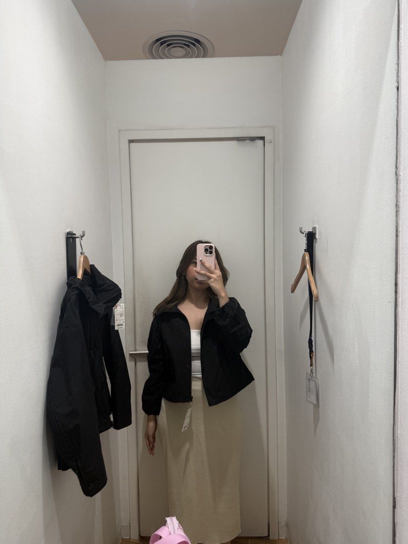 UNIQLO PARKA JACKET (XS) BLACK (Category: Coats, Jackets and Outerwear) located in Pasig City. Submitted by leilajgomez (Listing ID 1460528732, Image 3). Description: - Black hooded jacket with button closure - Features practical pockets - Elasticated cuffs and hem for a snug fit - Versatile for casual or chic looks - Easy to mix and match with other wardrobe pieces - bought it in UNIQLO - LIKELY NEW ( weeks of use palang) .