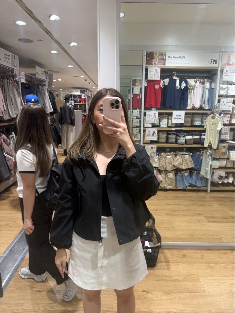 UNIQLO PARKA JACKET (XS) BLACK (Category: Coats, Jackets and Outerwear) located in Pasig City. Submitted by leilajgomez (Listing ID 1460528732, Image 2). Description: - Black hooded jacket with button closure - Features practical pockets - Elasticated cuffs and hem for a snug fit - Versatile for casual or chic looks - Easy to mix and match with other wardrobe pieces - bought it in UNIQLO - LIKELY NEW ( weeks of use palang) .